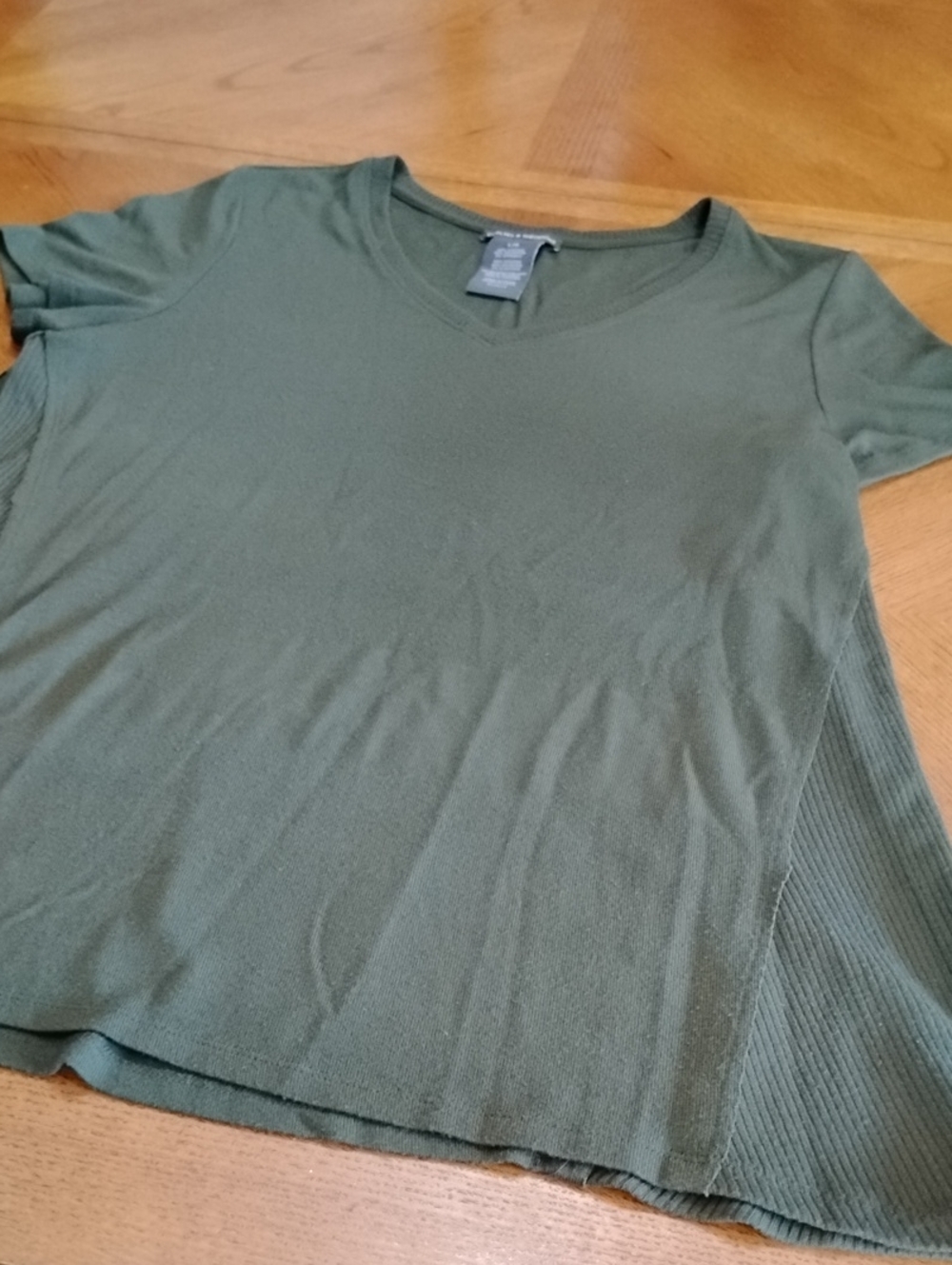 Chelsea & Theodore Flowy V Neck Tee Size Large Casual Stretch